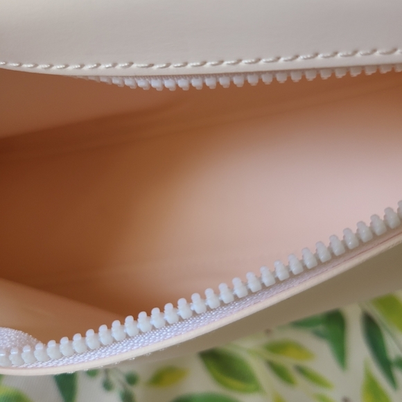 Givenchy Parfum beige zipper closure cosmetic Neutral Pouch - Picture 3 of 6